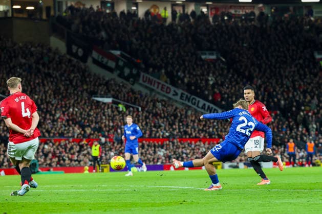 Manchester United, ManU v Everton, Premier League Everton midfielder Kiernan Dewsbury-Hall (22) scores a GOAL 0-1 during the Manchester United v Everton Premier League match at Old Trafford, Manchester, England on 24 November 2025 Credit: Phil Duncan Every Second Media Editorial use only. All images are copyright Every Second Media Limited. No images may be reproduced without prior permission. All rights reserved. Premier League and Football League images are subject to licensing agreements with Football DataCo Limited. see https: www.football-dataco.com Copyright: xIMAGO EveryxSecondxMediax ESM-1675-0026 PhilxDuncanx xEveryxSecondxMediax