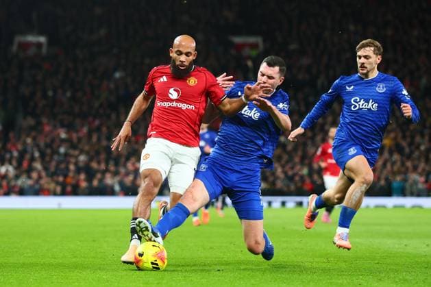 Michael Keane of Everton tackles Bryan Mbeumo of Manchester United, ManU Manchester United v Everton, Premier League, Football, Old Trafford, Manchester, UK - 24 Nov 2025Manchester Old Trafford United Kingdom EDITORIAL USE ONLY No use with unauthorised audio, video, data, fixture lists, club league logos or live services. Online in-match use limited to 120 images, no video emulation. No use in betting, games or single club league player publications.  Copyright: xPaulxCurrie Shutterstockx 15918214cq
