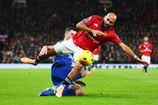 Michael Keane of Everton tackles Bryan Mbeumo of Manchester United, ManU Manchester United v Everton, Premier League, Football, Old Trafford, Manchester, UK - 24 Nov 2025Manchester Old Trafford United Kingdom EDITORIAL USE ONLY No use with unauthorised audio, video, data, fixture lists, club league logos or live services. Online in-match use limited to 120 images, no video emulation. No use in betting, games or single club league player publications. Copyright: xPaulxCurrie Shutterstockx 15918214cr