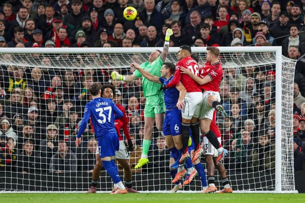 Manchester United, ManU v Everton, Premier League Everton goalkeeper Jordan Pickford (1) punches clear during the Manchester United v Everton Premier League match at Old Trafford, Manchester, England on 24 November 2025 Credit: Phil Duncan Every Second Media Editorial use only. All images are copyright Every Second Media Limited. No images may be reproduced without prior permission. All rights reserved. Premier League and Football League images are subject to licensing agreements with Football DataCo Limited. see https: www.football-dataco.com Copyright: xIMAGO EveryxSecondxMediax ESM-1675-0033 PhilxDuncanx xEveryxSecondxMediax