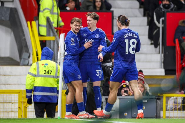 Manchester United, ManU v Everton, Premier League Everton midfielder Kiernan Dewsbury-Hall (22) scores a GOAL 0-1 and celebrates during the Manchester United v Everton Premier League match at Old Trafford, Manchester, England on 24 November 2025 Credit: Phil Duncan Every Second Media Editorial use only. All images are copyright Every Second Media Limited. No images may be reproduced without prior permission. All rights reserved. Premier League and Football League images are subject to licensing agreements with Football DataCo Limited. see https: www.football-dataco.com Copyright: xIMAGO EveryxSecondxMediax ESM-1675-0040 PhilxDuncanx xEveryxSecondxMediax