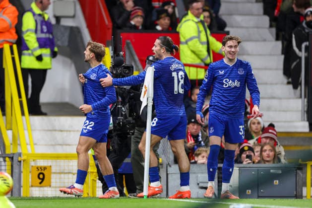 Manchester United, ManU v Everton, Premier League Everton midfielder Kiernan Dewsbury-Hall (22) scores a GOAL 0-1 and celebrates during the Manchester United v Everton Premier League match at Old Trafford, Manchester, England on 24 November 2025 Credit: Phil Duncan Every Second Media Editorial use only. All images are copyright Every Second Media Limited. No images may be reproduced without prior permission. All rights reserved. Premier League and Football League images are subject to licensing agreements with Football DataCo Limited. see https: www.football-dataco.com Copyright: xIMAGO EveryxSecondxMediax ESM-1675-0043 PhilxDuncanx xEveryxSecondxMediax