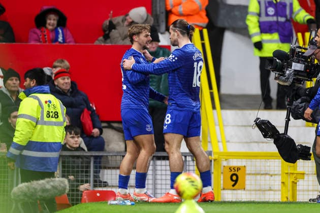 Manchester United, ManU v Everton, Premier League Everton midfielder Kiernan Dewsbury-Hall (22) scores a GOAL 0-1 and celebrates with Everton midfielder Jack Grealish (18) during the Manchester United v Everton Premier League match at Old Trafford, Manchester, England on 24 November 2025 Credit: Phil Duncan Every Second Media Editorial use only. All images are copyright Every Second Media Limited. No images may be reproduced without prior permission. All rights reserved. Premier League and Football League images are subject to licensing agreements with Football DataCo Limited. see https: www.football-dataco.com Copyright: xIMAGO EveryxSecondxMediax ESM-1675-0045 PhilxDuncanx xEveryxSecondxMediax