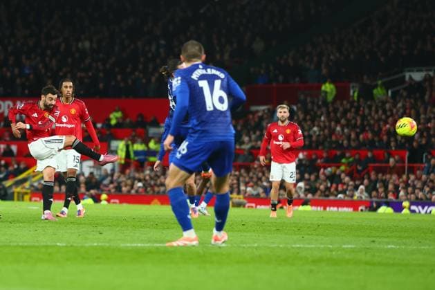 Bruno Fernandes of Manchester United, ManU has hi shot saved by Jordan Pickford of Everton Manchester United v Everton, Premier League, Football, Old Trafford, Manchester, UK - 24 Nov 2025Manchester Old Trafford United Kingdom EDITORIAL USE ONLY No use with unauthorised audio, video, data, fixture lists, club league logos or live services. Online in-match use limited to 120 images, no video emulation. No use in betting, games or single club league player publications. Copyright: xPaulxCurrie Shutterstockx 15918214cz