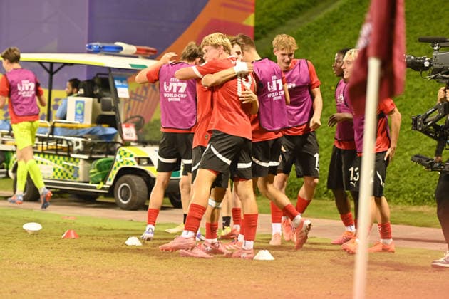 SOCCER - 2025 FIFA U17, U 17 World Cup DOHA,QATAR,24.NOV.25 - SOCCER - FIFA Under 17 World Cup Qatar 2025, Austria vs Italy. Image shows the rejoicing of team AUT.  GEPAxpictures xRanjithxKumar