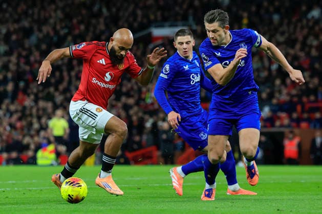 Manchester United, ManU v Everton Premier League 24 11 2025. Bryan Mbeumo (19) of Manchester United shields the ball from James Tarkowski (6) of Everton during the Premier League match between Manchester United and Everton at Old Trafford, Manchester, England on 24 November 2025. Manchester Old Trafford Greater Manchester England Editorial use only DataCo restrictions apply See www.football-dataco.com , Copyright: xConorxMolloyx PSI-23262-0048