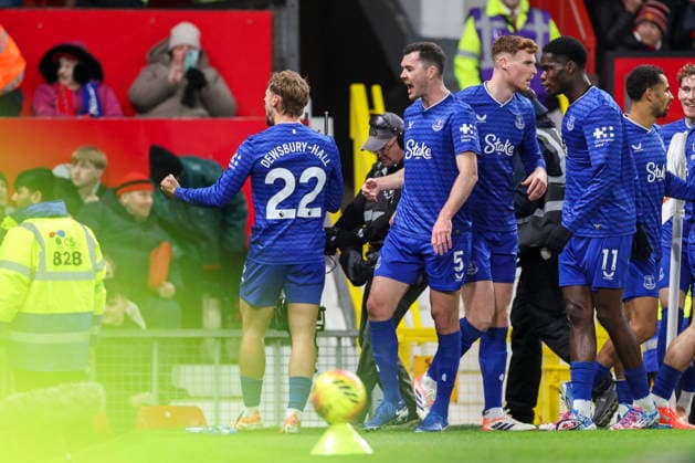 Manchester United, ManU v Everton, Premier League Everton midfielder Kiernan Dewsbury-Hall (22) scores a GOAL 0-1 and celebrates with Everton midfielder Jack Grealish (18) during the Manchester United v Everton Premier League match at Old Trafford, Manchester, England on 24 November 2025 Credit: Phil Duncan Every Second Media Editorial use only. All images are copyright Every Second Media Limited. No images may be reproduced without prior permission. All rights reserved. Premier League and Football League images are subject to licensing agreements with Football DataCo Limited. see https: www.football-dataco.com Copyright: xIMAGO EveryxSecondxMediax ESM-1675-0048 PhilxDuncanx xEveryxSecondxMediax