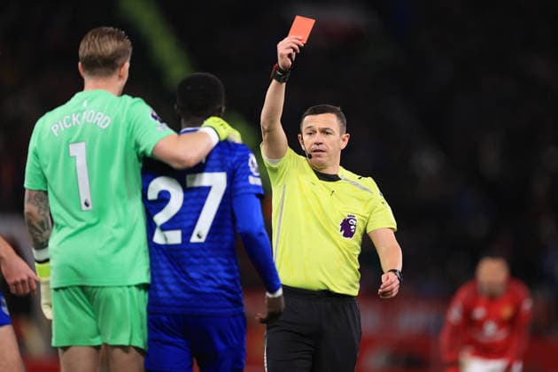 Fußball Premier League Manchester United gegen Everton 24. November 2025 Premier League Manchester United gegen Everton Schiedsrichter Tony Harrington zeigt Idrissa Gueye von Everton, nachdem er mit seinen Teamkollegen zusammengestoßen ist Foto Simon Stacpoole Abseits Manchester UK  Copyright: xSimonxStacpoolexOffside