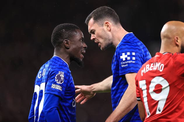 Fußball Premier League Manchester United gegen Everton 24. November 2025 Premier League Manchester United gegen Everton Idrissa Gueye von Everton stößt mit seinem Teamkollegen Michael Keane zusammen, was zu einer roten Karte für Gueye führt Foto Simon Stacpoole Abseits Manchester UK  Copyright: xSimonxStacpoolexOffside