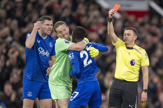 MANCHESTER, ENGLAND, NOV 24: Idrissa Gueye of Everton restrained by Jordan Pickford of Everton whilst being shown red card by referee Tony Harrington for striking his own team-mate Michael Keane of Everton during the Premier League match between Manchester United, ManU and Everton at Old Trafford on November 24, 2025 in Manchester, England. Copyright: xWillxPalmer SPPx Sportspressphoto_SPR65811