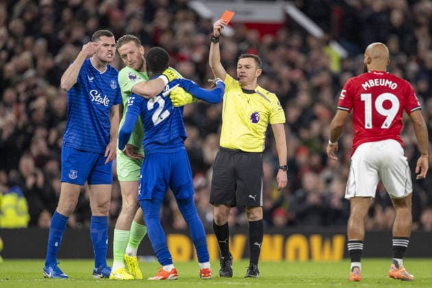 MANCHESTER, ENGLAND, NOV 24: Idrissa Gueye of Everton restrained by Jordan Pickford of Everton whilst being shown red card by referee Tony Harrington for striking his own team-mate Michael Keane of Everton during the Premier League match between Manchester United, ManU and Everton at Old Trafford on November 24, 2025 in Manchester, England. Copyright: xWillxPalmer SPPx Sportspressphoto_SPR65812