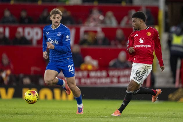MANCHESTER, ENGLAND, NOV 24: Amad Diallo of Manchester United, ManU passes the ball during the Premier League match between Manchester United and Everton at Old Trafford on November 24, 2025 in Manchester, England. Copyright: xWillxPalmer SPPx Sportspressphoto_SPR65814