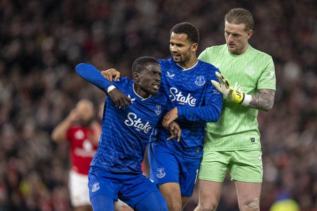 MANCHESTER, ENGLAND, NOV 24: Idrissa Gueye of Everton restrained by Jordan Pickford and Iliman Ndiaye of Everton after being shown red card by referee Tony Harrington (not pictured) for striking his own team-mate Michael Keane of Everton (not pictured) during the Premier League match between Manchester United, ManU and Everton at Old Trafford on November 24, 2025 in Manchester, England. Copyright: xWillxPalmer SPPx Sportspressphoto_SPR65816