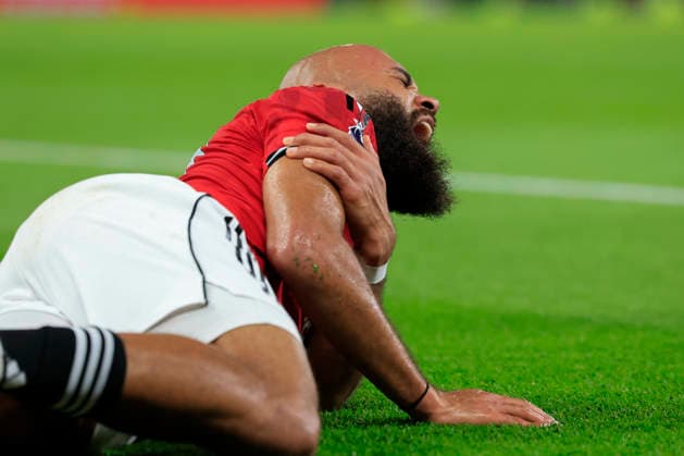 Manchester United, ManU v Everton Premier League 24 11 2025. Bryan Mbeumo (19) of Manchester United goes down with an injured shoulder during the Premier League match between Manchester United and Everton at Old Trafford, Manchester, England on 24 November 2025. Manchester Old Trafford Greater Manchester England Editorial use only DataCo restrictions apply See www.football-dataco.com , Copyright: xConorxMolloyx PSI-23262-0053