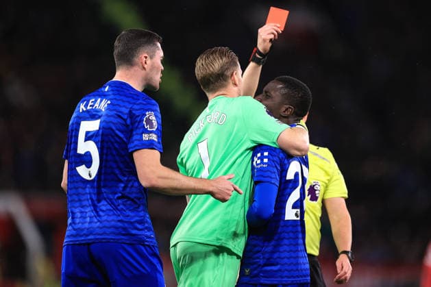 Fußball Premier League Manchester United gegen Everton 24. November 2025 Premier League Manchester United gegen Everton Everton-Torhüter Jordan Pickford zieht Idrissa Gueye von Everton weg, als Schiedsrichter Tony Harrington ihm eine rote Karte für einen Zusammenstoß mit Teamkollege Michael Keane zeigt Foto Simon Stacpoole Abseits Manchester UK  Copyright: xSimonxStacpoolexOffside