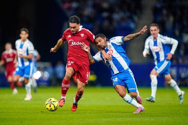 ESP: RCD Espanyol - Sevilla FC. La Liga EA Sports. Date 13 Gabriel Suazo of Sevilla FC and Thyrhys Dolan of RCD Espanyol during the La Liga EA Sports match between RCD Espanyol and Sevilla FC played at RCDE Stadium on November 24, 2025 in Barcelona, Spain. kpng Copyright: xSergioxRuizx xPRESSINx PS_251124_ESP_SEV_025