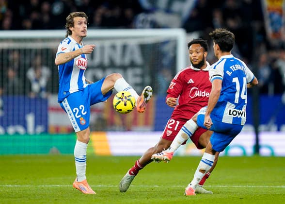 ESP: RCD Espanyol - Sevilla FC. La Liga EA Sports. Date 13 Carlos Romero of RCD Espanyol and Chidera Ejuke of Sevilla FC during the La Liga EA Sports match between RCD Espanyol and Sevilla FC played at RCDE Stadium on November 24, 2025 in Barcelona, Spain. kpng Copyright: xSergioxRuizx xPRESSINx PS_251124_ESP_SEV_026