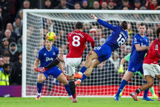 Manchester United, ManU v Everton, Premier League Manchester United midfielder Bruno Fernandes (8) shoots at goal during the Manchester United v Everton Premier League match at Old Trafford, Manchester, England on 24 November 2025 Credit: Phil Duncan Every Second Media Editorial use only. All images are copyright Every Second Media Limited. No images may be reproduced without prior permission. All rights reserved. Premier League and Football League images are subject to licensing agreements with Football DataCo Limited. see https: www.football-dataco.com Copyright: xIMAGO EveryxSecondxMediax ESM-1675-0061 PhilxDuncanx xEveryxSecondxMediax