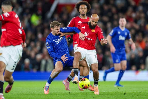 Manchester United, ManU v Everton, Premier League Everton midfielder Kiernan Dewsbury-Hall (22) Manchester United forward Bryan Mbeumo (19) battle during the Manchester United v Everton Premier League match at Old Trafford, Manchester, England on 24 November 2025 Credit: Phil Duncan Every Second Media Editorial use only. All images are copyright Every Second Media Limited. No images may be reproduced without prior permission. All rights reserved. Premier League and Football League images are subject to licensing agreements with Football DataCo Limited. see https: www.football-dataco.com Copyright: xIMAGO EveryxSecondxMediax ESM-1675-0064 PhilxDuncanx xEveryxSecondxMediax