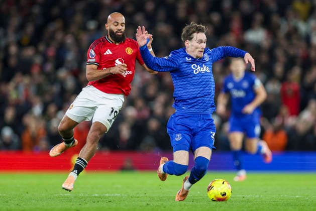 Manchester United, ManU v Everton, Premier League Everton midfielder James Garner (37) Manchester United forward Bryan Mbeumo (19) battle during the Manchester United v Everton Premier League match at Old Trafford, Manchester, England on 24 November 2025 Credit: Phil Duncan Every Second Media Editorial use only. All images are copyright Every Second Media Limited. No images may be reproduced without prior permission. All rights reserved. Premier League and Football League images are subject to licensing agreements with Football DataCo Limited. see https: www.football-dataco.com Copyright: xIMAGO EveryxSecondxMediax ESM-1675-0067 PhilxDuncanx xEveryxSecondxMediax