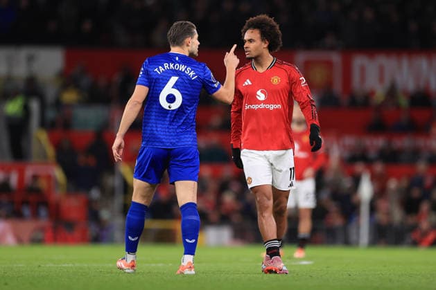 Fußball Premier League Manchester United gegen Everton 24. November 2025 Premier League Manchester United gegen Everton James Tarkowski von Everton spricht mit Joshua Zirkzee von Manchester United Foto Simon Stacpoole Abseits Manchester UK  Copyright: xSimonxStacpoolexOffside