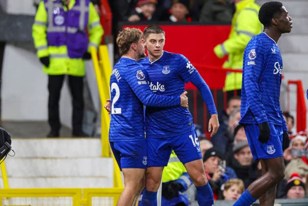 Manchester United, ManU v Everton, Premier League Everton midfielder Kiernan Dewsbury-Hall (22) scores a GOAL 0-1 and celebrates with Everton defender Vitaliy Mykolenko (16) during the Manchester United v Everton Premier League match at Old Trafford, Manchester, England on 24 November 2025 Credit: Phil Duncan Every Second Media Editorial use only. All images are copyright Every Second Media Limited. No images may be reproduced without prior permission. All rights reserved. Premier League and Football League images are subject to licensing agreements with Football DataCo Limited. see https: www.football-dataco.com Copyright: xIMAGO EveryxSecondxMediax ESM-1675-0069 PhilxDuncanx xEveryxSecondxMediax