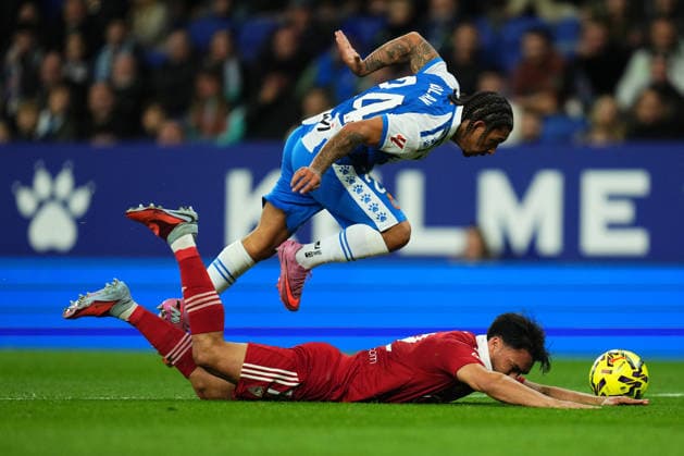 ESP: RCD Espanyol - Sevilla FC. La Liga EA Sports. Date 13 Thyrhys Dolan of RCD Espanyol and Andres Castrin of Sevilla FC during the La Liga EA Sports match between RCD Espanyol and Sevilla FC played at RCDE Stadium on November 24, 2025 in Barcelona, Spain. kpng Copyright: xBaguxBlancox xPRESSINx PS_242224_ESP_SEV_2526_1348