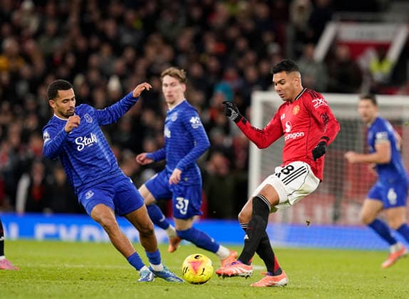 Manchester, England, 24th November 2025. Iliman Ndiaye of Everton (l) tussles with Casemiro of Manchester United, ManU (r) during the Manchester United vs Everton Premier League match at Old Trafford, Manchester. Picture credit should read: Andrew Yates Sportimage EDITORIAL USE ONLY. No use with unauthorised audio, video, data, fixture lists, club league logos or live services. Online in-match use limited to 120 images, no video emulation. No use in betting, games or single club league player publications. SPI_068_AY_Manchester_Utd_Everton SPI-4308-0066
