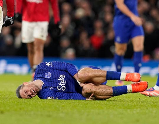 Manchester, England, 24th November 2025. Jack Grealish of Everton holds his leg during the Manchester United, ManU vs Everton Premier League match at Old Trafford, Manchester. Picture credit should read: Andrew Yates Sportimage EDITORIAL USE ONLY. No use with unauthorised audio, video, data, fixture lists, club league logos or live services. Online in-match use limited to 120 images, no video emulation. No use in betting, games or single club league player publications. SPI_071_AY_Manchester_Utd_Everton SPI-4308-0067