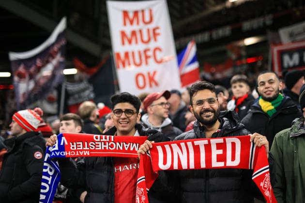 Fußball Premier League Manchester United gegen Everton 24. November 2025 Premier League Manchester United gegen Everton Fans von Manchester United halten Schals hoch Foto Simon Stacpoole Abseits Manchester UK  Copyright: xSimonxStacpoolexOffside