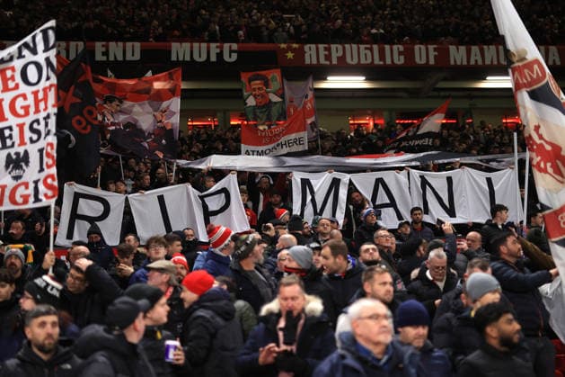 Fußball Premier League Manchester United gegen Everton 24. November 2025 Premier League Manchester United gegen Everton Manchester United-Fans halten ein Transparent zu Ehren des Stone Roses-Bassisten Mani hoch Foto Simon Stacpoole Offside Manchester UK  Copyright: xSimonxStacpoolexOffside