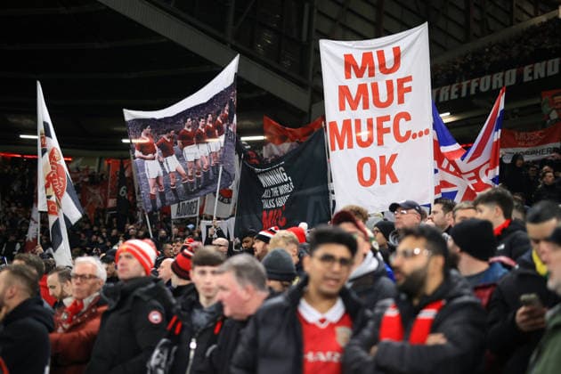 Fußball Premier League Manchester United gegen Everton 24. November 2025 Premier League Manchester United gegen Everton Fans von Manchester United halten Transparente hoch Foto Simon Stacpoole Abseits Manchester UK  Copyright: xSimonxStacpoolexOffside