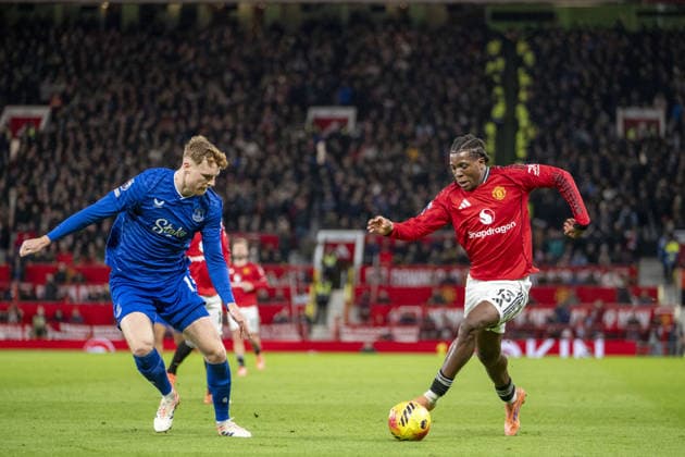 MANCHESTER, ENGLAND, NOV 24: Patrick Dorgu of Manchester United, ManU and Jake O Brien of Everton in action during the Premier League match between Manchester United and Everton at Old Trafford on November 24, 2025 in Manchester, England. Copyright: xWillxPalmer SPPx Sportspressphoto_SPR65852