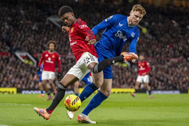 MANCHESTER, ENGLAND, NOV 24: Amad Diallo of Manchester United, ManU and Jake O Brien of Everton in action during the Premier League match between Manchester United and Everton at Old Trafford on November 24, 2025 in Manchester, England. Copyright: xWillxPalmer SPPx Sportspressphoto_SPR65856