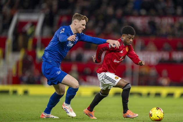MANCHESTER, ENGLAND, NOV 24: Amad Diallo of Manchester United, ManU and Jake O Brien of Everton in action during the Premier League match between Manchester United and Everton at Old Trafford on November 24, 2025 in Manchester, England. Copyright: xWillxPalmer SPPx Sportspressphoto_SPR65858