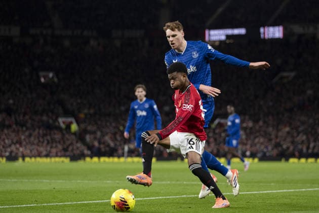 MANCHESTER, ENGLAND, NOV 24: Amad Diallo of Manchester United, ManU and Jake O Brien of Everton in action during the Premier League match between Manchester United and Everton at Old Trafford on November 24, 2025 in Manchester, England. Copyright: xWillxPalmer SPPx Sportspressphoto_SPR65859