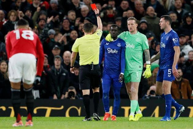 Manchester United, ManU v Everton - Premier League Idrissa Gueye of Everton is shown a Red card and sent off by referee Tony Harrington as Jordan Pickford and Michael Keane look on during the Premier League match between Manchester United and Everton at Old Trafford on November 24, 2025 in Manchester, England. Manchester Old Trafford England United Kingdom Copyright: xRichardxSellers Sportsphoto APLx 14142600