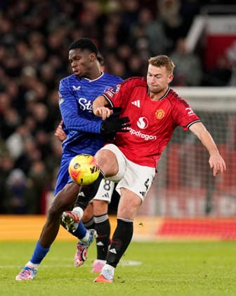 Manchester, England, 24th November 2025. Thierno Barry of Everton (l) tussles with Matthijs de Ligt of Manchester United, ManU (r) during the Manchester United vs Everton Premier League match at Old Trafford, Manchester. Picture credit should read: Andrew Yates Sportimage EDITORIAL USE ONLY. No use with unauthorised audio, video, data, fixture lists, club league logos or live services. Online in-match use limited to 120 images, no video emulation. No use in betting, games or single club league player publications. SPI_073_AY_Manchester_Utd_Everton SPI-4308-0069