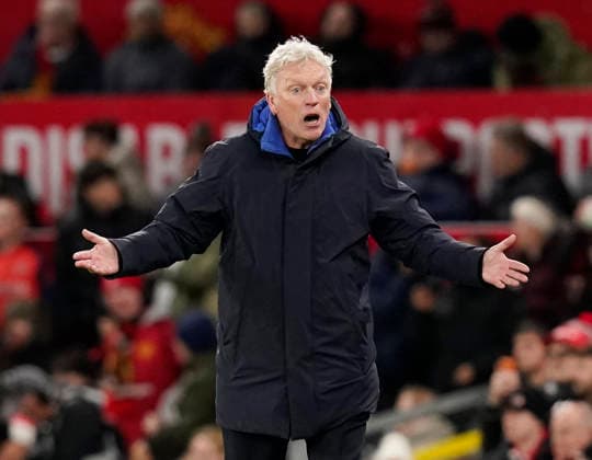 Manchester, England, 24th November 2025. David Moyes manager of Everton questions the fourth official during the Manchester United, ManU vs Everton Premier League match at Old Trafford, Manchester. Picture credit should read: Andrew Yates Sportimage EDITORIAL USE ONLY. No use with unauthorised audio, video, data, fixture lists, club league logos or live services. Online in-match use limited to 120 images, no video emulation. No use in betting, games or single club league player publications. SPI_075_AY_Manchester_Utd_Everton SPI-4308-0072