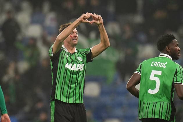Sassuolo™s Nemanja Matic celebrates after scoring the 1-1 goal for his team during the Serie A soccer match between Sassuolo and Pisa at the Mapei Stadium CittÃ del Tricolore in Reggio Emilia, north Italy - Monday, November 24, 2025 - - Soccer -  Copyright: xMassimoxPaolone LaPressex