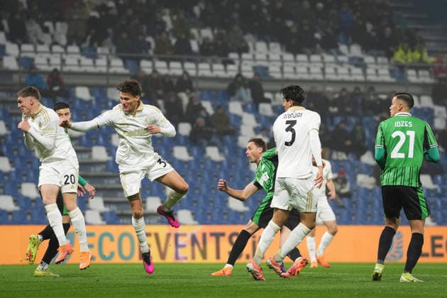 SassuoloÕs Nemanja Matic goal 1-1 during the Serie A soccer match between Sassuolo and Pisa at the Mapei Stadium Cittˆ del Tricolore in Reggio Emilia, north Italy - Monday, November 24, 2025 - - Soccer -  Copyright: xMassimoxPaolone LaPressex