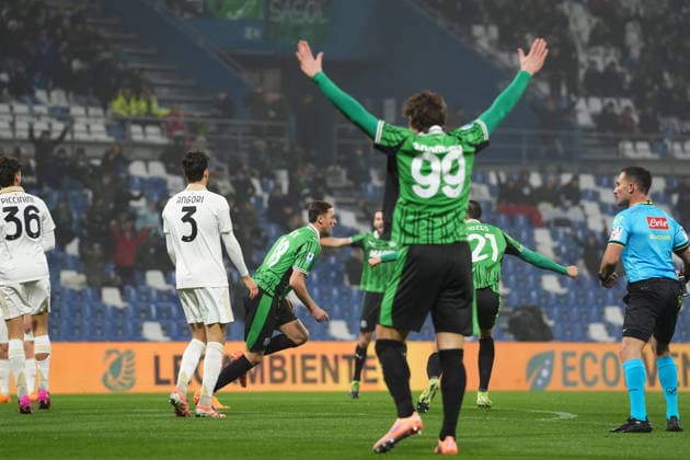 SassuoloÕs Nemanja Matic celebrates after scoring the 1-1 goal for his team during the Serie A soccer match between Sassuolo and Pisa at the Mapei Stadium Cittˆ del Tricolore in Reggio Emilia, north Italy - Monday, November 24, 2025 - - Soccer -  Copyright: xMassimoxPaolone LaPressex