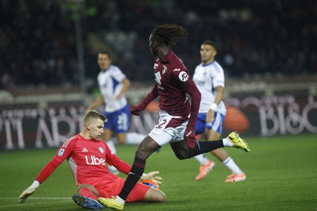 CALCIO - Serie A - Torino FC vs Como 1907 Alieu Nje of Torino FC during the Italian Serie A, 2025 26 season, football match between Torino FC and Como 1907 on 24 November 2025, at Stadio Olimpico â?? Grande Torino , Turin, taly. Photo Nderim KACELI Turin Italy  Copyright: xIPAxSport ABACAx