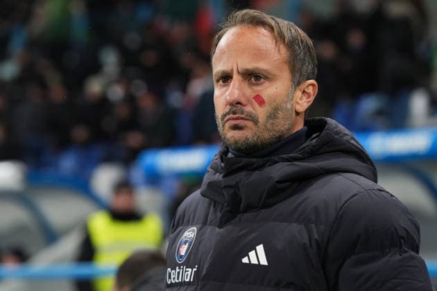 PisaÕs head coach Alberto Gilardino looks on during the Serie A soccer match between Sassuolo and Pisa at the Mapei Stadium Cittˆ del Tricolore in Reggio Emilia, north Italy - Monday, November 24, 2025 - - Soccer -  Copyright: xMassimoxPaolone LaPressex