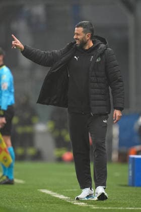 SassuoloÕs head coach Fabio Grosso shouts instructions to his players during the Serie A soccer match between Sassuolo and Pisa at the Mapei Stadium Cittˆ del Tricolore in Reggio Emilia, north Italy - Monday, November 24, 2025 - - Soccer -  Copyright: xMassimoxPaolone LaPressex