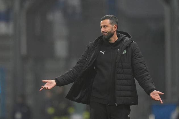 SassuoloÕs head coach Fabio Grosso reacts during the Serie A soccer match between Sassuolo and Pisa at the Mapei Stadium Cittˆ del Tricolore in Reggio Emilia, north Italy - Monday, November 24, 2025 - - Soccer -  Copyright: xMassimoxPaolone LaPressex