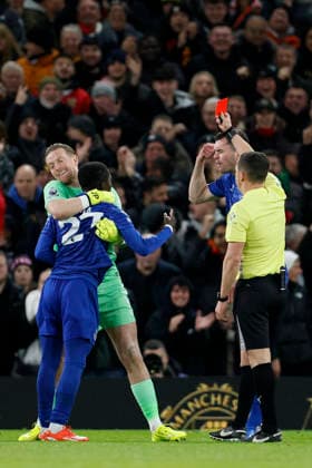 Manchester United, ManU v Everton - Premier League Idrissa Gueye of Everton is shown a Red card and sent off by referee Tony Harrington as Jordan Pickford stops him from confrunting Michael Keane again during the Premier League match between Manchester United and Everton at Old Trafford on November 24, 2025 in Manchester, England. Manchester Old Trafford England United Kingdom Copyright: xRichardxSellers Sportsphoto APLx 14142603