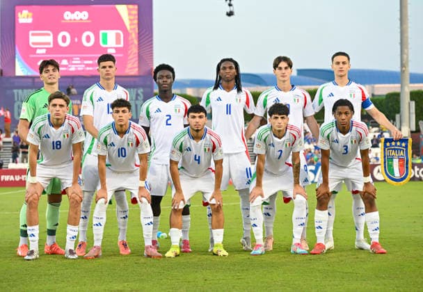 Austria v Italy : Semi-final- FIFA U-17 World Cup Qatar 2025 Starting players of Italy pose for a group photo prior to the FIFA U-17 World Cup Qatar 2025 Semi-final match between Austria and Italy in Doha, Qatar, on November 24, 2025. DOHA Qatar Copyright: xNOUSHADxTHEKKAYILx