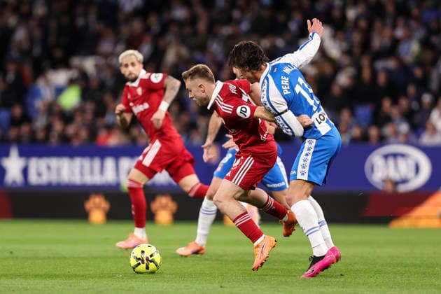 November 24, 2025, Cornella, Barcelona, SPAIN: Peque Fernandez of Sevilla FC and Pere Milla of RCD Espanyol compete for the ball during the Spanish league, La Liga EA Sports, football match played between RCD Espanyol and Sevilla FC at RCDE Stadium on November 24, 2025 in Cornella, Barcelona, Spain. Cornella SPAIN - ZUMAa181 20251124_zaa_a181_072 Copyright: xJavierxBorregox