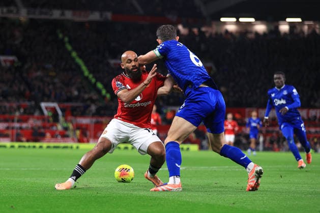 Fußball Premier League Manchester United gegen Everton 24. November 2025 Premier League Manchester United gegen Everton Bryan Mbeumo von Manchester United und James Tarkowski von Everton Foto Simon Stacpoole Abseits Manchester UK  Copyright: xSimonxStacpoolexOffside
